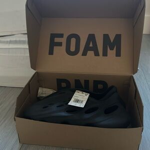NWT YEEZY FOAM RUNNER/ONYX/ MEN 7/ WOMEN 8.5